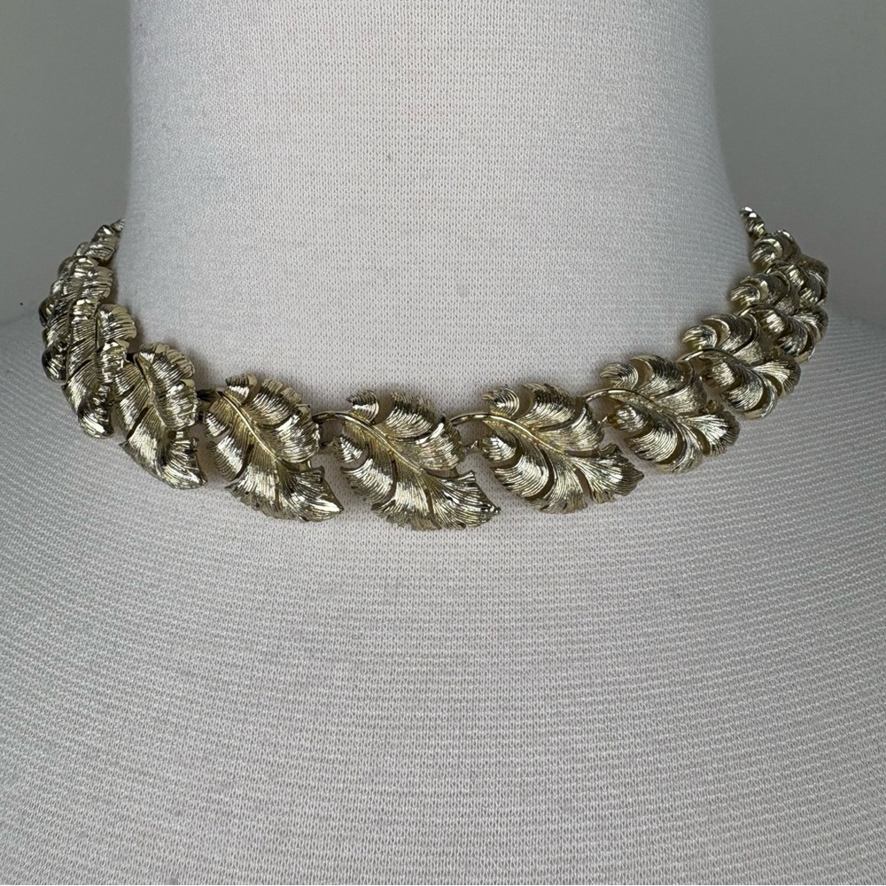 Vintage Lisner Choker Necklace Gold Tone Leaf Links Retro Necklace Classic Style